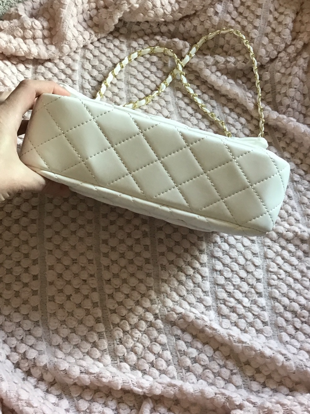 CHANEL White Quilted Shoulder Bag with Gold Chain - Picture 4 of 11
